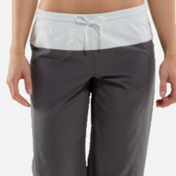 Lululemon Step Lively Crop Size 2 Charcoal Gray and White - Picture 1 of 7